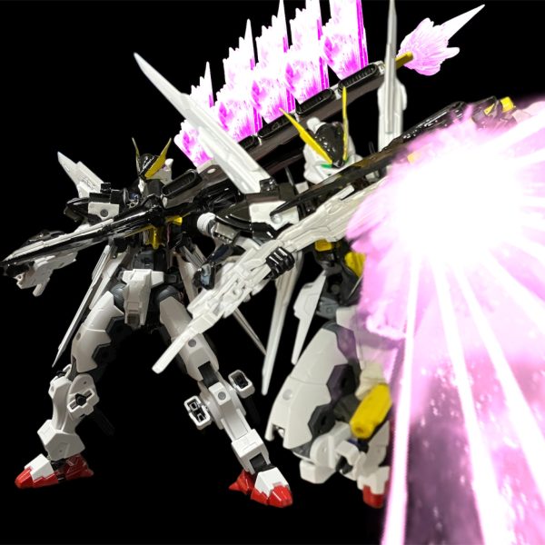 x1に持たせたボウガンとブレイドは、ボウガン前方の接続箇所でフリューゲル(羽)アームズに変化します^_^原典のザンバスターの設定を、2つのアームズの接合配置で変わるというわけで、戦隊ヒーローものの武器を参考にしてます。射撃はピーコックスマッシャーの半分ですが、拡散放射のフリューゲルスマッシャー^_^斬撃はムラマサブラスターを模したフリューゲルブラスター^_^いかがでしたでしょう？強そうですか？（2枚目）