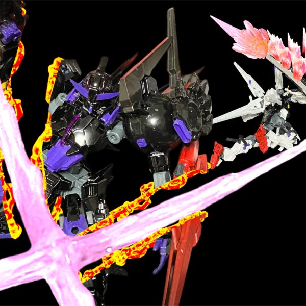 それは一瞬だった。斬撃と共にロキノワールがバラバラになった。やっと終わったよぉ💦G-ブラスターが残骸を片付けている。〜数時間後〜格納庫隣接の資材倉庫で横たわるロキノワール。パイロットは捕まり、主人を失った巨人。・・・だがその目は語る。・・・・オマエダケハ・・・ユルサナイ💢 （2枚目）