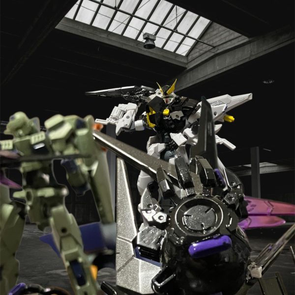 それは一瞬だった。斬撃と共にロキノワールがバラバラになった。やっと終わったよぉ💦G-ブラスターが残骸を片付けている。〜数時間後〜格納庫隣接の資材倉庫で横たわるロキノワール。パイロットは捕まり、主人を失った巨人。・・・だがその目は語る。・・・・オマエダケハ・・・ユルサナイ💢 （3枚目）