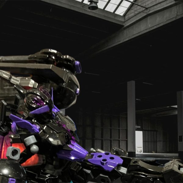 それは一瞬だった。斬撃と共にロキノワールがバラバラになった。やっと終わったよぉ💦G-ブラスターが残骸を片付けている。〜数時間後〜格納庫隣接の資材倉庫で横たわるロキノワール。パイロットは捕まり、主人を失った巨人。・・・だがその目は語る。・・・・オマエダケハ・・・ユルサナイ💢 （4枚目）