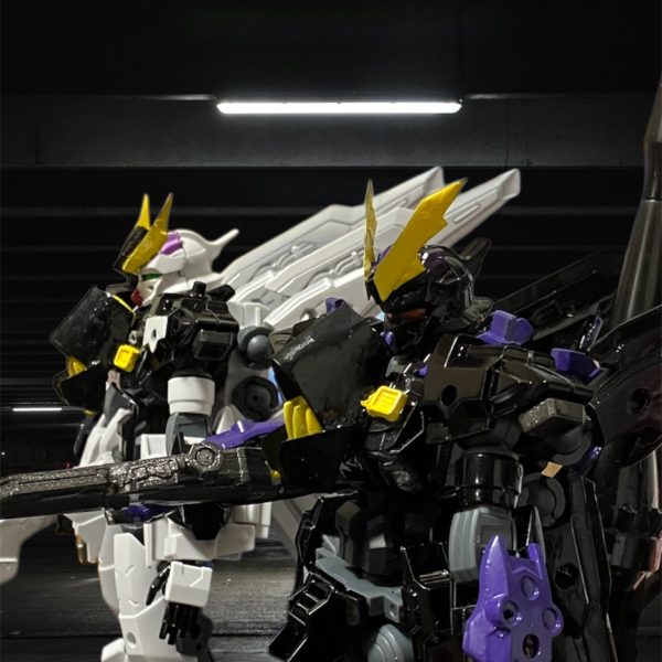 偵察小隊の手柄で、敵の新鋭機をゲットできたのは朗報。問題は救出した者たちのことだ。一人は木星「帝国」指導者層の娘。もう一人は密輸業者の少年だが、特徴的な髪の色に雰囲気。まさか、彼の孫に出会うとは。ご本人はすでに空の上。彼に世話になった恩返しをしようじゃないか^_^（2枚目）