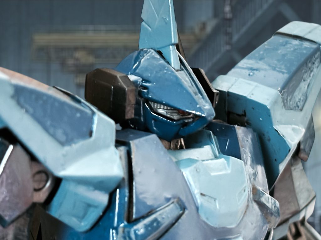 ティターンズの新型機、RX-154バーザムのお披露目を兼ねて、ケイン・マーキュリー少佐率いる部隊が新サイド5の航空宇宙祭に参加する。ケイン少佐の部隊は、マゼラン級が一隻に、MSが4機、そして、それを運ぶための輸送船を装備した比較的小規模な部隊だ。最前線から遠いコロニーの警備という名の、示威行為が主な任務だった。だが、ティターンズの存在を示すことで、不穏分子は鳴りを潜める。ケイン少佐は、自分たちの仕事こそ宇宙の平穏を守っていると、確かな誇りを感じていた。 最近の宇宙情勢のきな臭さから、サラミス改が一隻と、MSを1個小隊、増援で合流する予定だった。それが、先刻、謎の敵機にやられた。先ほどの二人は、サイド5に向かう道中で回収した、その生き残りだ。「