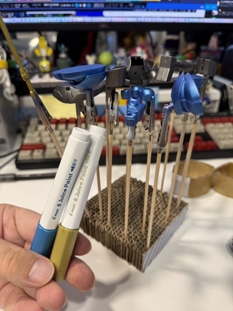 塗装はガンプラマーカーエアブラシで、PILOTの油性ペンを吹き付けています。グレー部分はセリアのメタリックグレーのマーカー