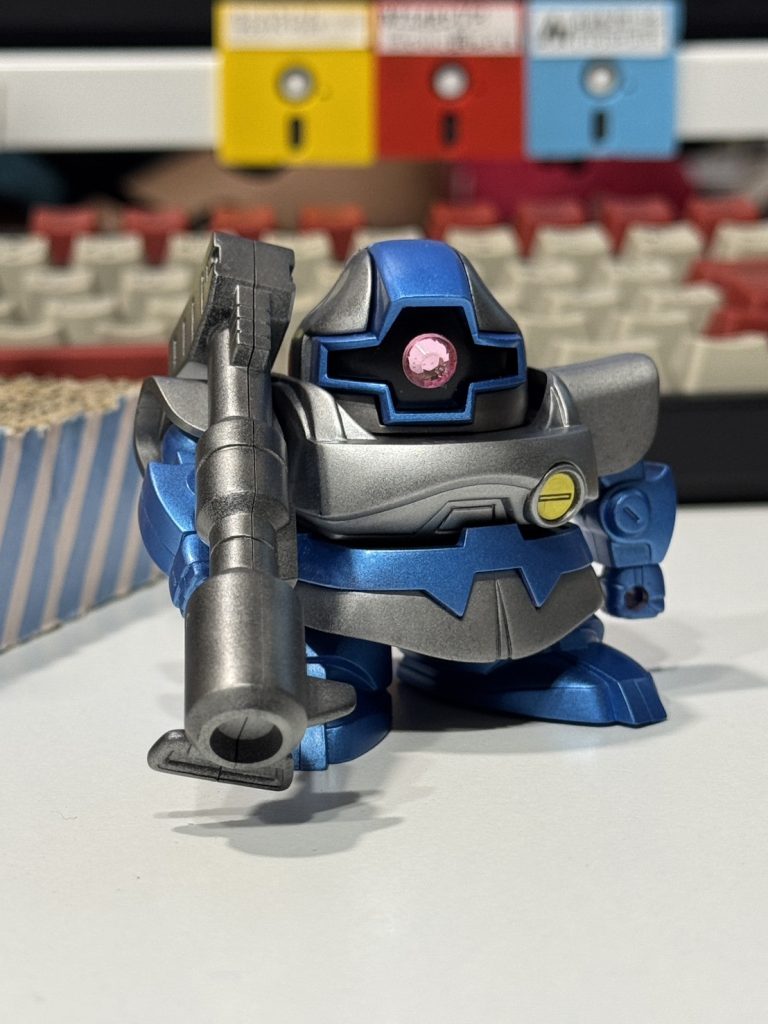 デカールを貼る前です。コックピットハッチはキットシール、モノアイはクリスタルシールです。