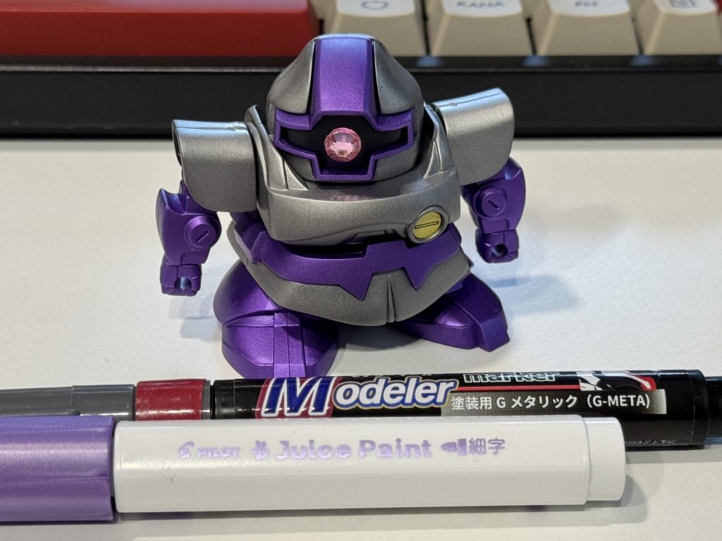 マーカーそのままだと剥げるので、トップコート半光沢を噴いています。