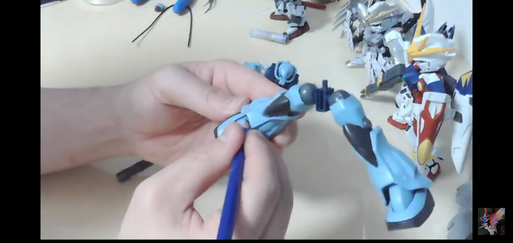 『 えんぴつ』でした〜。素組みのガンプラにえんぴつでスミ入れから汚しまでを行っています。うーん、なんというローテク。