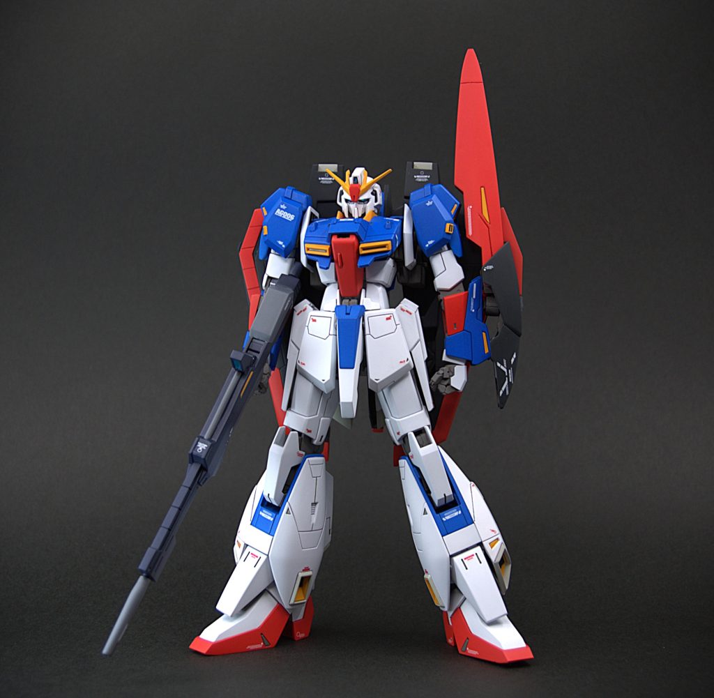 頭部はマスクを小顔子胴体は腰との接続部で延長しています。腰のアーマー類はプラ板などで大型化。