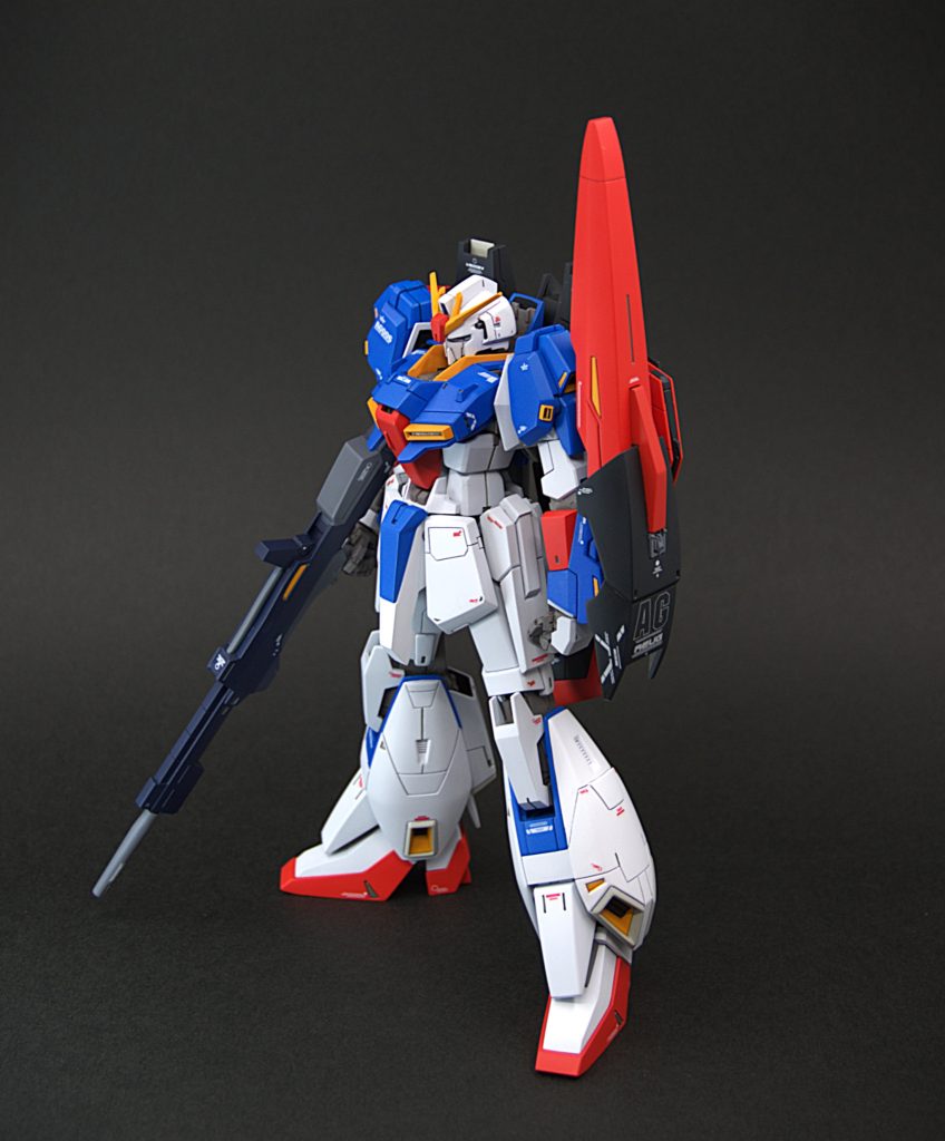 肩もプラ板で大型化してスラスターもプラ板で自作。前腕の赤いパーツは一つ紛失したのでおゆまる複製。手首は一部を除きミカド屋さんのパーツに交換。脚は足首で2ミリ延長し、脛は青いパーツとの接続部で幅詰め。