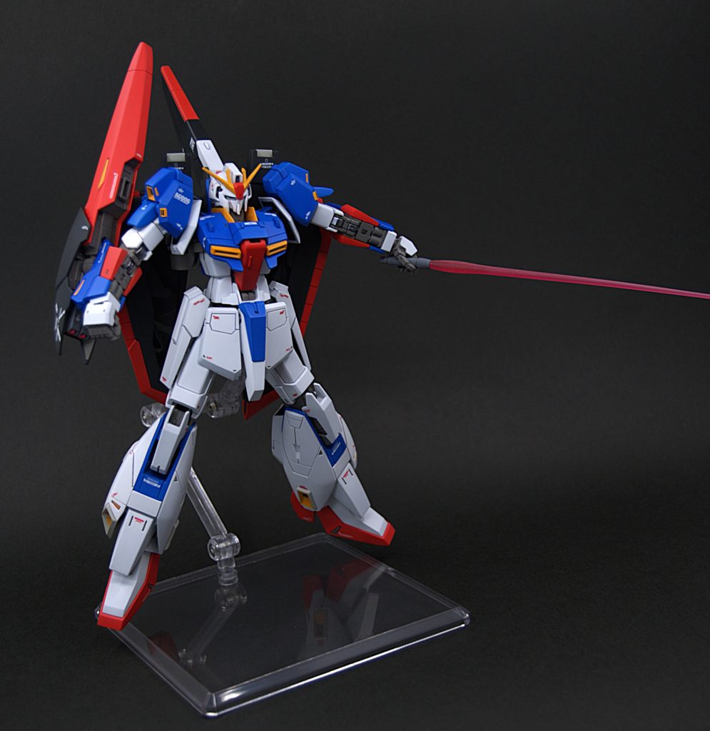 旧HGゼータガンダムの説明書にあった画稿を参考にポージングサーベルはパーティングラインを落としました。