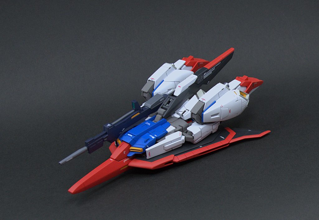 ウエーブライダーにも変形します。肩回りのパーツを使用せず接続パーツを自作。サイドアーマーがより本体に密着しました。