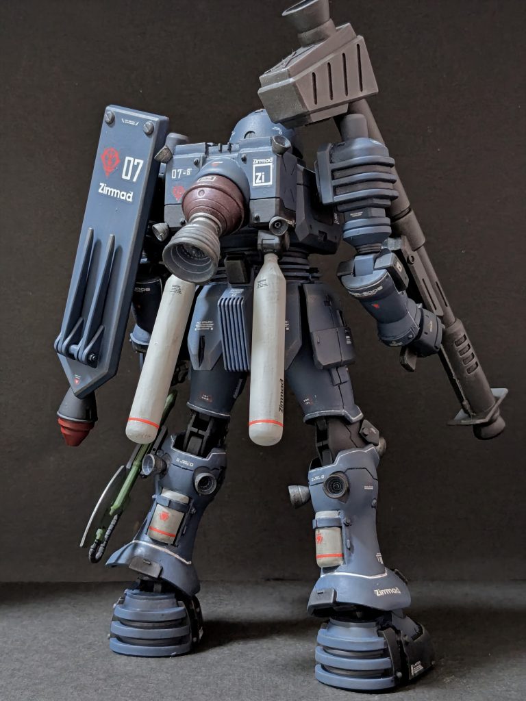 【背面】ランドセルは上方向に少しかさ増しして、プロペラントタンクを追加。脚部にバーニアが多いので、ふくらはぎにも小さいながらタンクを追加。