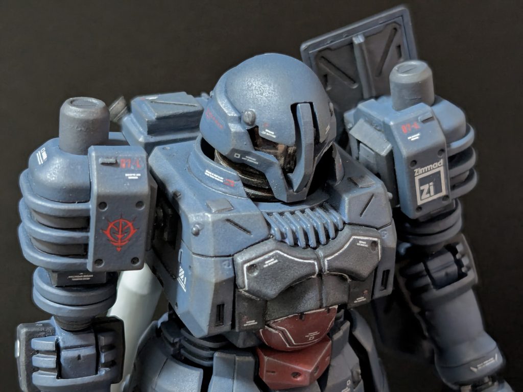 【上半身】上半身はほぼ無改造ですが、襟を少し高く、モノアイレールは微妙に上下に狭く。ウェザリングはデカールをつぶさないように、ウェザリングカラーで質感を足した程度に抑えました。