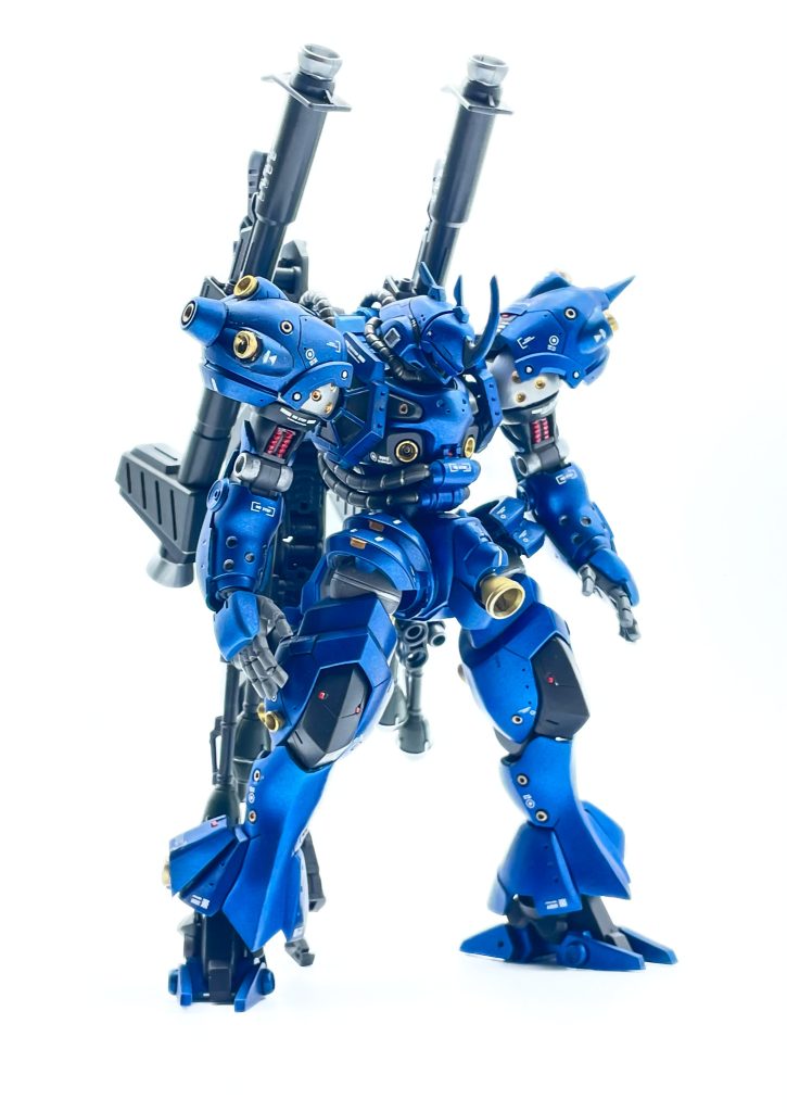 全身GQ機体はスマートな感じが多いので下半身はスマートめに、上半身はマッシブめで腕が大きく見えるようなややアンバランスな感じにしました