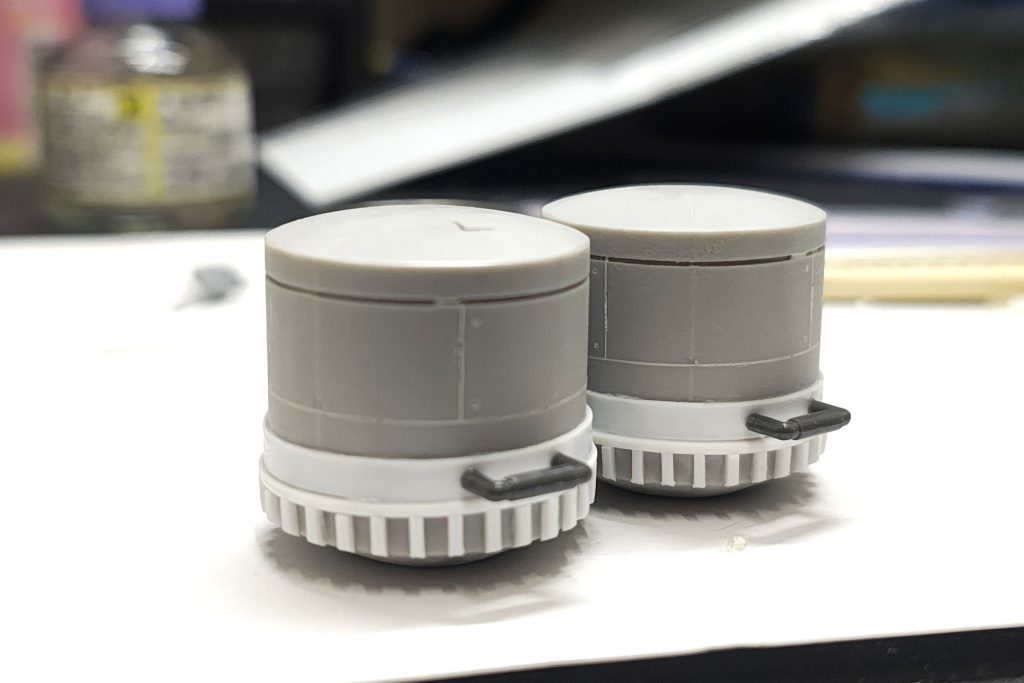 WAVE G・タンクにプラバンを貼り付けたりスジボリしたりしています。