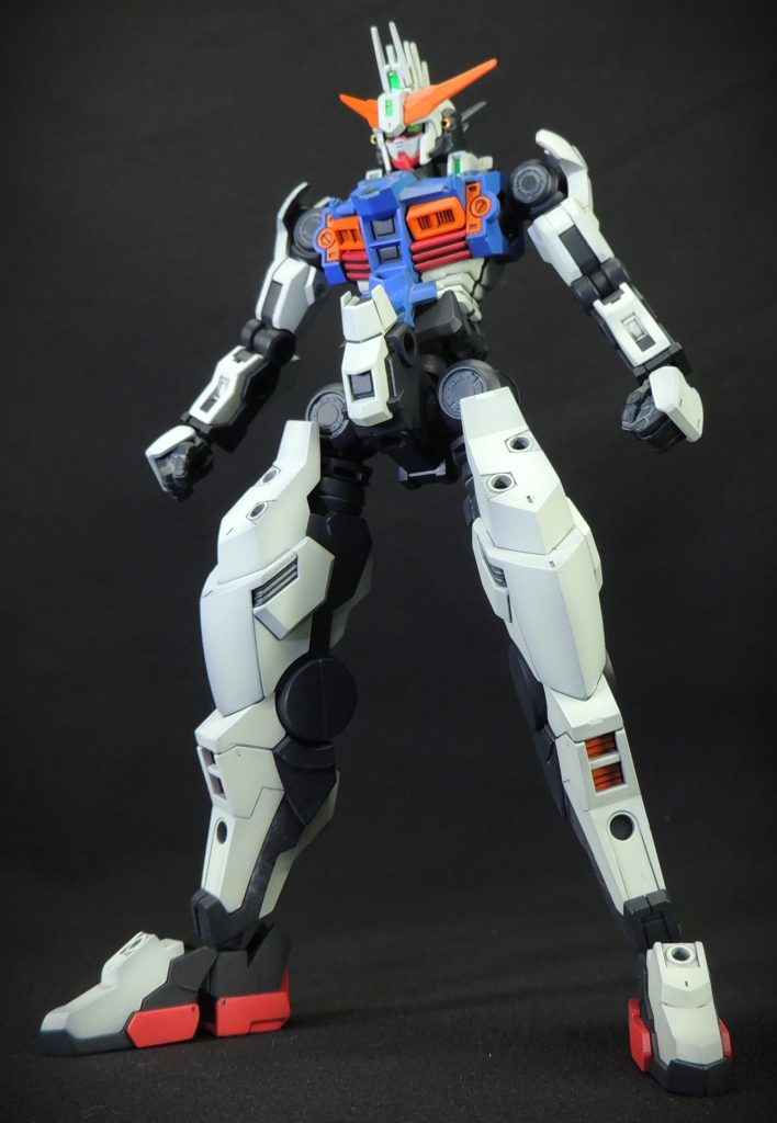 ■脚部の延長 足の付け根周辺の装甲が干渉しあうため、脚部を延長して解決を図りました。股関節の関節軸にランナーを5.0mm分接着し、コトブキヤの円形状の改造パーツを挟み込んでかさ上げしています。軸の延長については強度と剛性を高めるため、φ1.0mm真鍮線で軸打ちを行いました。■各先端部分の先鋭化 爪先や機体各部の先端部分をヤスリで削り込むことにより、パーツの縁や角がシャープになるよう整形しました。