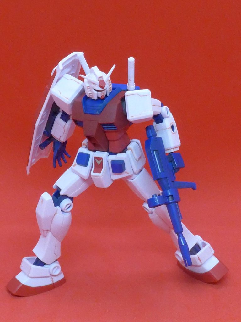 アクションポーズ？こういったポーズをとらせるときに、前腰アーマーを左右分割しておいた方が自然になります。塗装は黄色とグレーを青にした以外では、墨入れならぬ朱入れ？をしました。他は成形色のままで、つや消しクリア吹くときに赤を数滴だけ混ぜています。