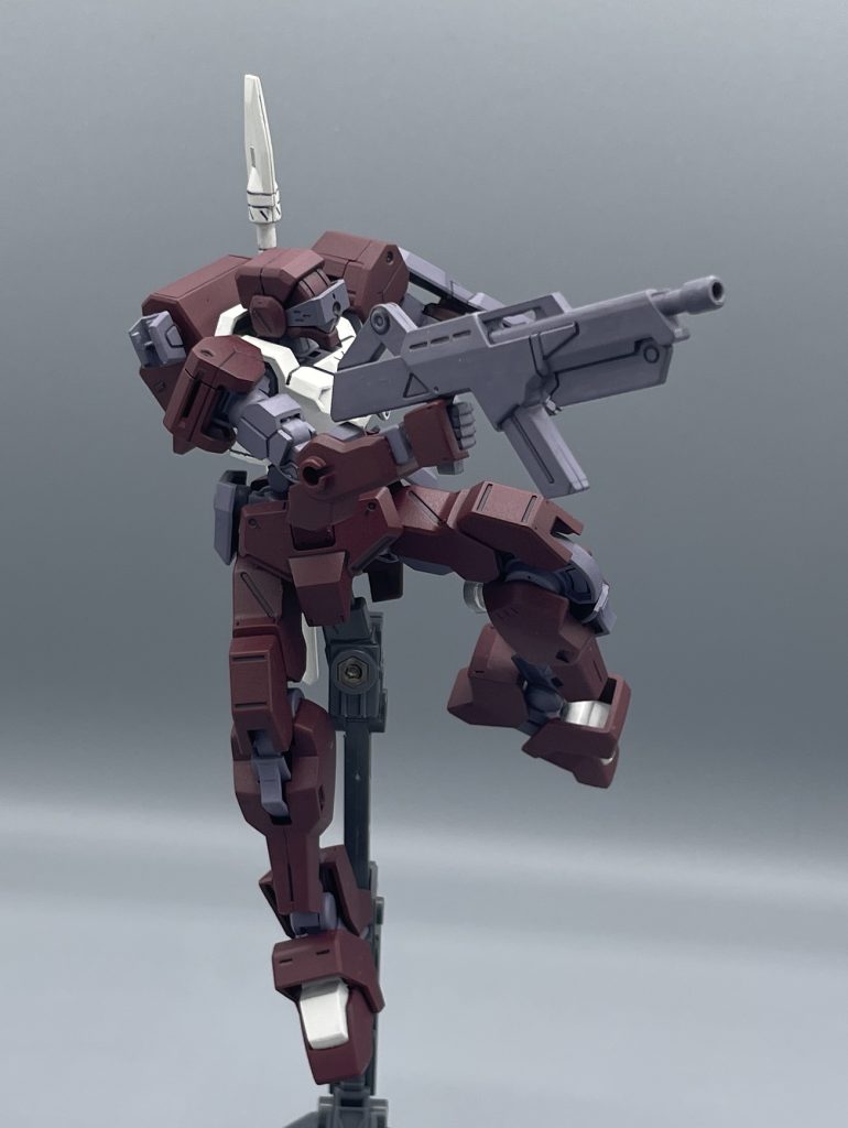 ライフル　獅電の標準装備。一見するとマシンガンっぽいんですが、ゲームの戦闘シーン等で、ガンッ！ガンッ！と単発で発砲しているので、ショットガン的なライフルなのかなと思います🤔