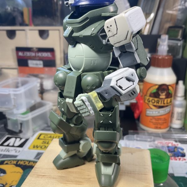 I had an idea early on that one arm should be an oversized arm designed to operate heavy equipment. I do quick and rough sketches like this all the time, they don't have to be very exact, just a general idea of how it will look. That way I can still make spontaneous decisions when kitbashing, while still following a loose guide. The frame work for the arm is build out of parts mostly from the same kit, the Grimoire Red Beret, it looks really skinny but more plaplate and other parts get added on to bulk it out. The shoulder comes from Chu-Chu's Demi Trainer, a thigh armor, which has been reshaped to what you see here. After that smaller details and scribes were added on.（4枚目）