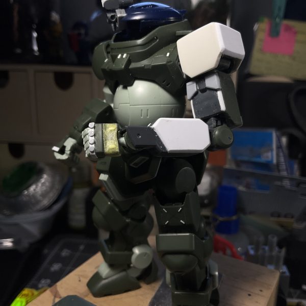 I had an idea early on that one arm should be an oversized arm designed to operate heavy equipment. I do quick and rough sketches like this all the time, they don't have to be very exact, just a general idea of how it will look. That way I can still make spontaneous decisions when kitbashing, while still following a loose guide. The frame work for the arm is build out of parts mostly from the same kit, the Grimoire Red Beret, it looks really skinny but more plaplate and other parts get added on to bulk it out. The shoulder comes from Chu-Chu's Demi Trainer, a thigh armor, which has been reshaped to what you see here. After that smaller details and scribes were added on.（3枚目）