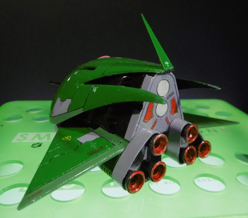 旧キットは接着剤が必要です。また合わせ目消しが結構たいへんです。