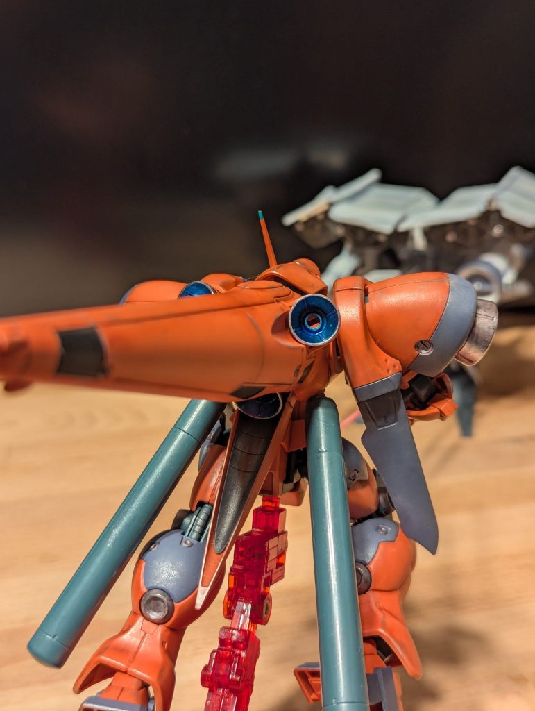 最後にシュツルムブースターを付けた状態。奥のデンドロビウムは1/500のヤツです。ぼかして遠近感ごまかしてます。さすがに1/144は買えない(zaku-kao4)