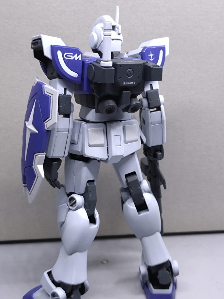 肩スラスターとバックパックがお気に入りです。バックパックは多少改造しているものの、ほとんどキットのまま。これが単一のパーツで作られているのですから大したものです。