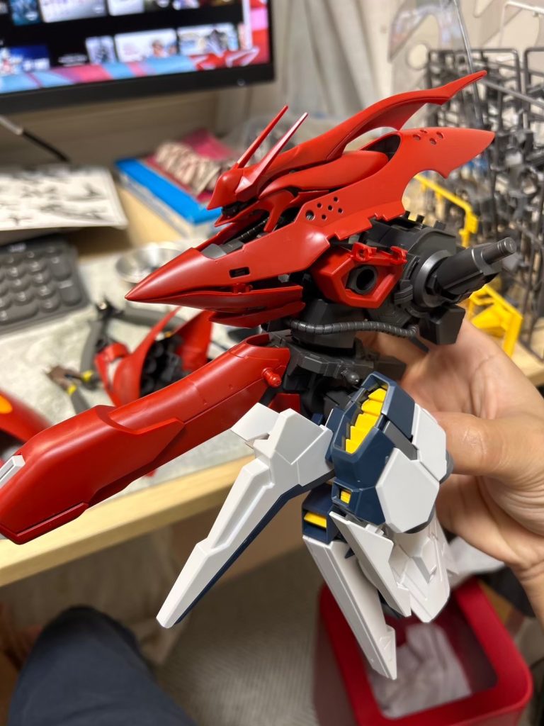 足も気に入らなかったのでナラティブのブースターに交換しました。ジオン軍整備兵リオ・マリーニ曹長じゃないですが、「こんなデカい機体に足なんて不要でしょ。地上戦に投入なんて絶対にしないし」と思ったんですよねただこれもでかすぎて、保持がうまくいかずかなりミキシング苦労しました。(完全に固めちゃうのも取り返しつかなくなるので、ある程度稼働するようにするのが難しかった)