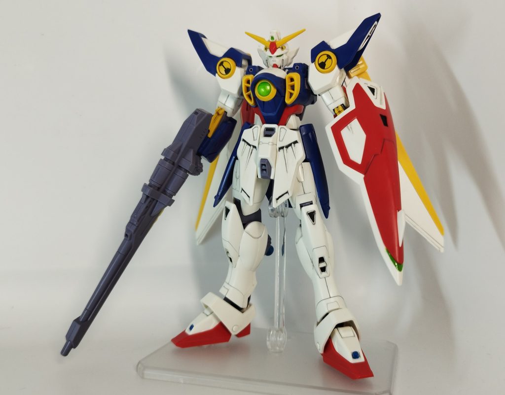 大幅に足りないのは各部のつや消し黒部かとそこをなんとかして墨入れするだけでかなり見違えますあと足りないのは、頭部バルカンの黄色、ライフルの黄色、盾の緑位かと