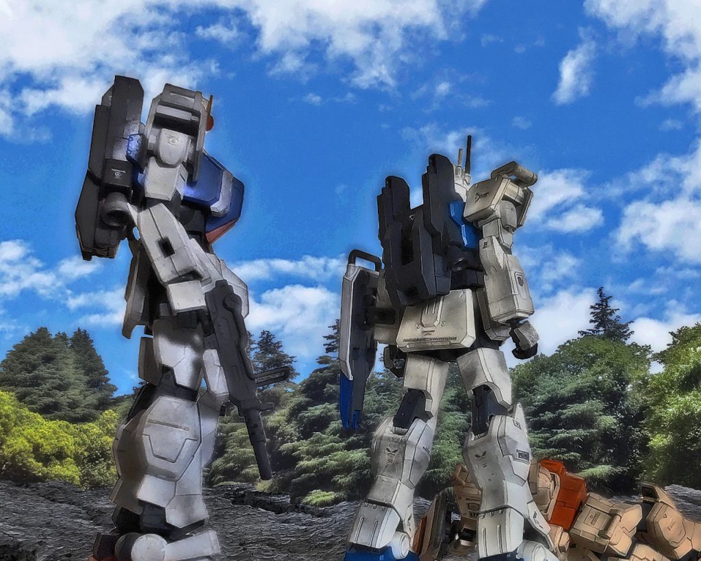 「隊長!!本部から模擬戦終了の連絡です！全機基地に帰投せよとの事です！」ミケルから無線で伝えられる。「……ああ、……了解した」「隊長どうしました？」ミケルは無線の声からしてシローは間違いなく浮かない顔をしていると察した。「……いや、……なんでもない」そこへカレンとサンダースが合流する。「隊長、怪我はありませんか？」「…ああ、心配はいらない」「それにしても07小隊は何故使用できないビームサーベルを…？」サンダースもこの不可解さに疑問を覚える。「……………」シローは口を閉ざしたが、その瞳の先には彼にしか見えない光景があった。(……俺を疑っている)