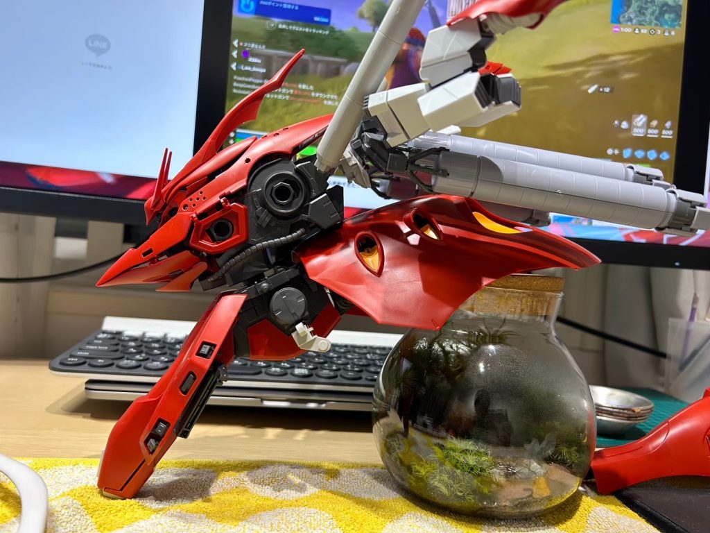 バックパックとブースターをどう付けるか考え中ここでも重さがネックになってしまって、「かっこよいポジショニング→保持できない」のジレンマに散々悩まされました。(もはや真鍮線挿せば保持できる。とかそういうレベルではなかったので)結局、ホームセンターでDIY用のジョイントパーツ使いました。