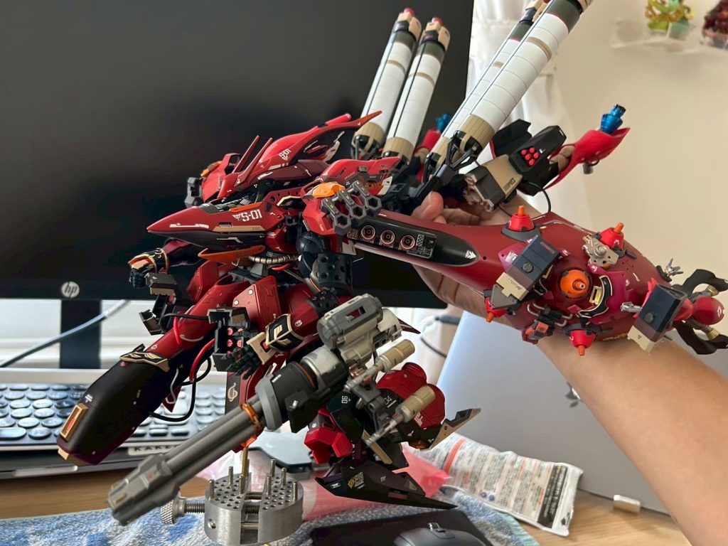 各パーツが完成してからのアセンブリもメチャクチャ大変でした、、サフ前に組み立て、保持確認はしていたものの、途中からいろんなパーツを追加しまくってしまったせいで、アセンブリしてみたら、パーツは干渉してハマらないわ、重すぎて保持できなくてへたっちゃったりと、「完成間近!」ってなってからもかなり時間がかかってしまった。。ほんとよく完成したな。。。って思います。何かのコンテストとかにもだしてみたいけど、持っていける気がしないので、自宅で愛でまくろうと思います!