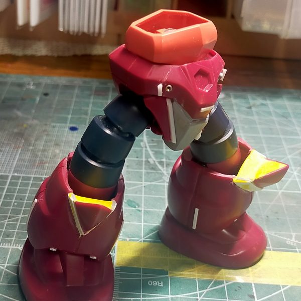 前回までで基本的な改修は出来たので、好みに改修爪は長く禍々しくついでに肘？もジャンクバーツでガントレット風にしてみたその他、胸部に丸ダクトを追加足首にも保護パーツ的なモノを追加だいたい形になったので、装甲部を溶きパテで鋳造風に荒らす溶きパテはオーソドックスなラッカーパテ×薄め液にマルチプライマーを混ぜて食い付きを良くしている バックパックのモールドがだいぶ甘くなってしまったので、乾燥したら掘り直し（3枚目）
