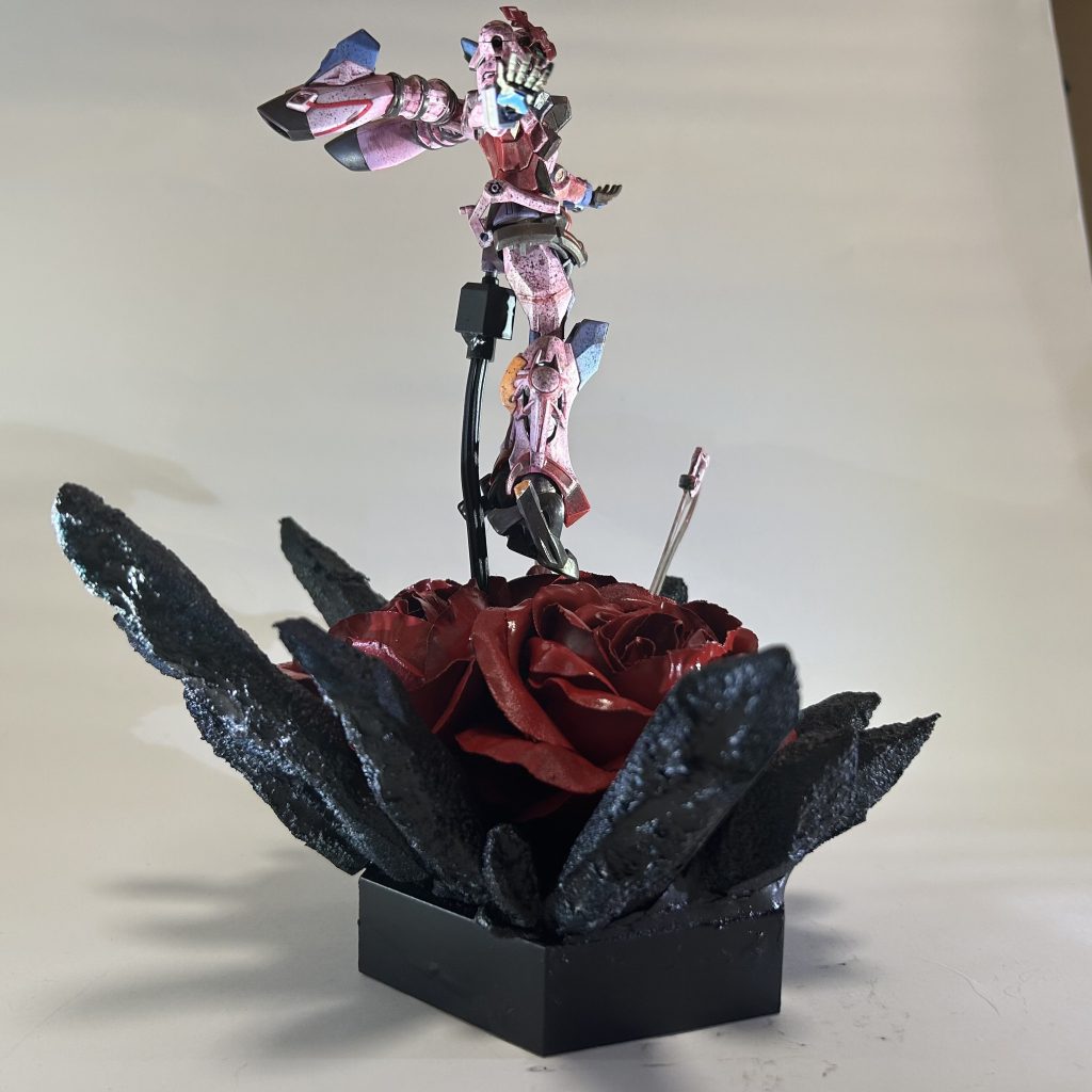 横部分が、全く塗れておらず発泡スチロールの整形色の青と、土台の白が剥き出しになっていたので慌てて塗装し直しました。気づけてよかった……。