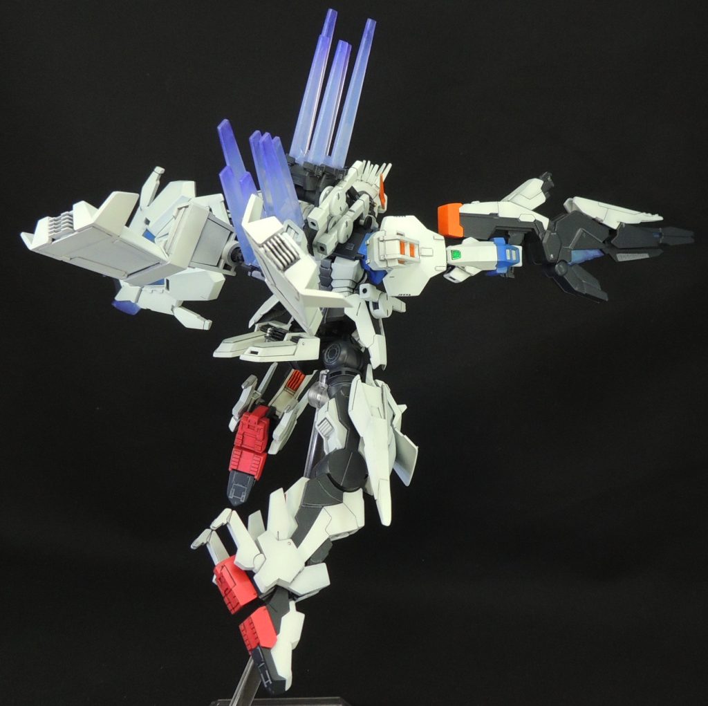 ■脚部アーマー 大腿部に接続する長いアーマーやかかとのカギづめ状パーツ裏面の肉抜き穴を0.3mmプラ板で塞ぎました。ヤスリでヒケを整えるとともに、角をシャープに整形しています。■腰部アーマー 可動に支障がないよう配慮して、ヒートシンクのモールドを貼り付けました。