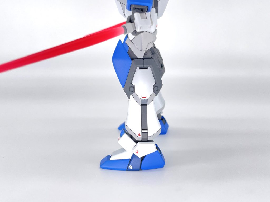 アンクルアーマーはEGストライクの物を移植し、それに干渉しないよう装甲を削りました。足は前後の幅を詰めました。