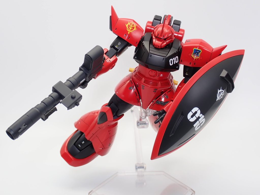 改造と赤塗装がメインだったので、ディテールはMG2.0そのままマネするだけにしようって軽く考えてスジ彫りしましたが・・・六角形のハッチ？を14個彫って気が遠くなりました(zaku-kao4)