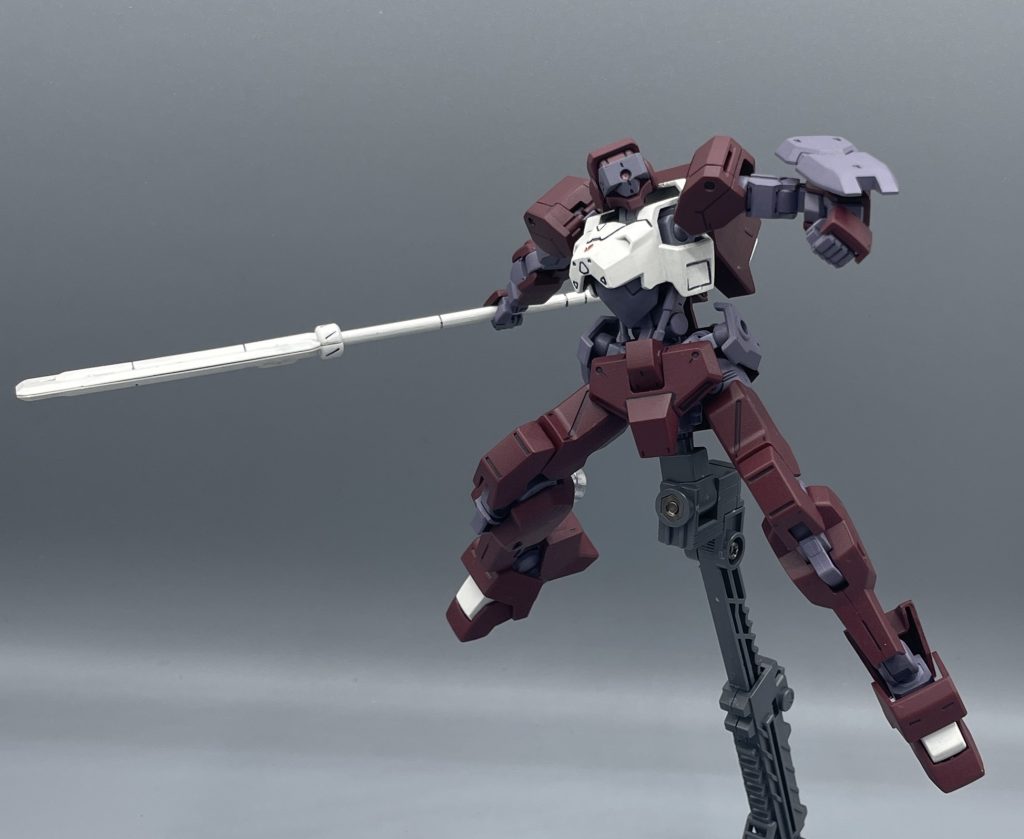 以上、イオフレーム獅電の紹介でした。　カッコいい量産機で色分けや組みやすさもGoodな良キットだと思います。最低限の武器や大迫力のライオットシールドも付いてくるので、プレイバリューも高いです。　いかんせん、後に登場する辟邪の印象の方が強いですが、獅電もとってもカッコいいです。鉄血はガンダムフレーム以外にも面白いデザインのMSが登場しますよね。皆さんは、お気に入りの鉄血MSがありますか？宜しければ、コメントで教えて下さいね。　最後までご覧いただき、ありがとうございました(≧▽≦)✨