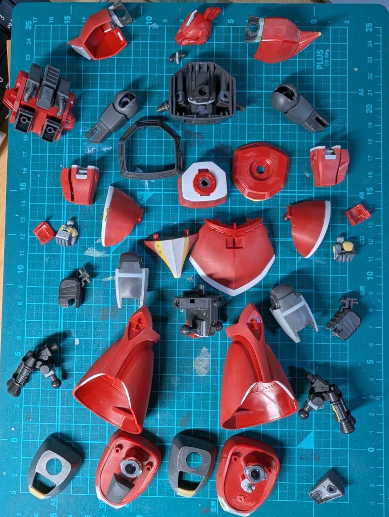 以降、制作過程。改造は太もも延長＆幅増しとスカート延長をメインに、ほぼ全てのパーツに手を入れました　ほとんどは皆さんのいろんな作品を参考にしたオーソドックスな改造です　マイナーなところでは、・足前裾の延長：元が上にえぐれて見えたのでカーブを緩やかにしてみましたがあんまし違いわかりません・・・足甲のジョイント接続化：組み立ててみたらあんまり稼働しませんでした・・という感じでほとんど効果なかったですね(zaku-kao9)