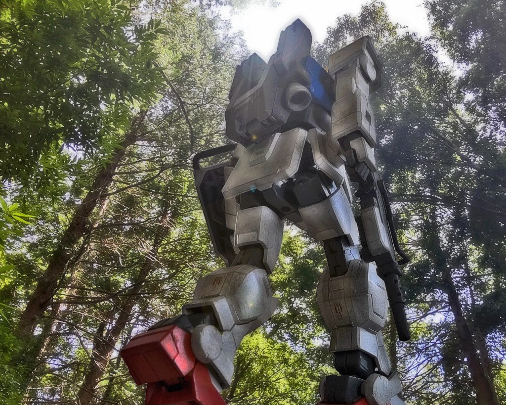  「ミケル、そろそろ森を抜ける。7の連中の動きはどうなっている？」カレンは周囲を警戒しながら歩を進めていく。「すっ、すみませんカレン姐さん！アンダーグラウンドソナーには反応がありません。敵は恐らくレンジ外、もしくは近くで息を潜めている可能性があります」「セオリー通りならこの先で何かあるな…」サンダースもカレン機と距離を取りつつを直ぐフォローできる位置に着く。密林を抜けるとこの先は高台と平地が混ざり木々が少ない地形になっている。先に待機している07小隊からしてみれば、初手においては有利と言える。この地形は08小隊も把握しており、作戦遂行上リスクが高い殿をシローでなく敢えてカレンを配置したのだ。小隊は既に戦闘区域には入っているが、この先の森以外のエリアが大半を占めている。「軍曹出るよ、注意しな」「了解」2機の陸戦型ガンダムは視界が開けると周囲に目を配りつつ少しづつ前進した。するとその時だった。