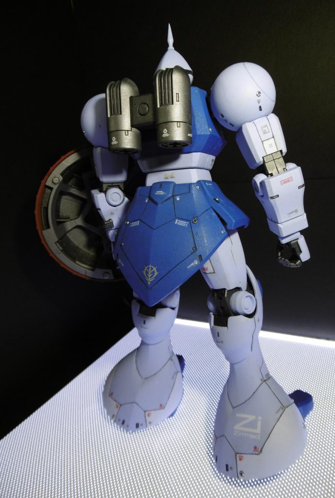 スカート部分と脚下部にスジボリを追加しました。