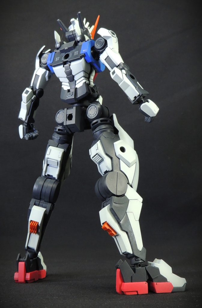 ■EES-ARMS-501シールド シールドを持たせた時に肩アーマーと干渉してポーズが制限されるため、シールド側の3.0mm接続軸をカットし、手持ちのみで支えることにしました。スジ彫り、プラ板の貼付け、ビットブレードによる切り欠き等により、面の情報量を上げています。■EES-ARMS-001ビームライフル スジ彫りとプラ板の貼付けによりモールドを追加した。キットは使用時の展開状態となっており、非使用時への変形はオミットされている。