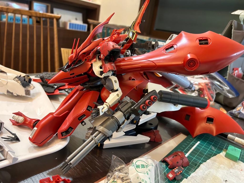 ナイチンゲールの腕のモサモサが気に入らなくて、「カッコ悪いなー」っておもったので、思い切ってVトールの腕と交換しちゃいました。禍々しい腕と手でとても気に入っています今回のミキシングで一番気に入っています