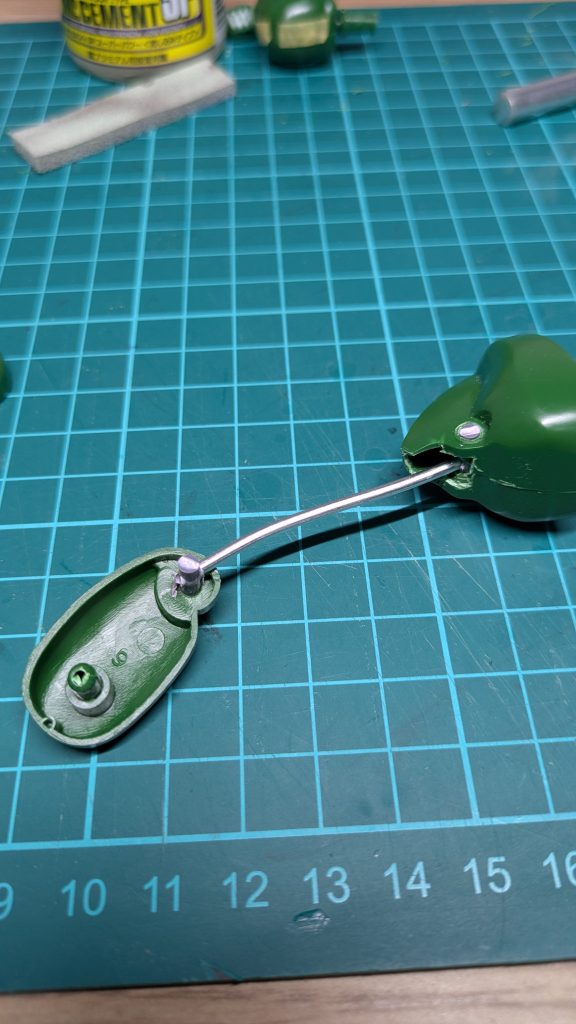 脚はアルミ線接続。ランナーを軸にしてアルミ線を通しているのである程度可動します。