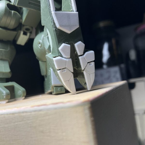 Here are some progress shots on my HG Red Beret build. I started this last year and I've been steadily working on it here in 2025. The plan was to make this a competitive build, but its taken quite a long time since I'm not too experienced in many things like customizing with polystyrene sheets, scribing, and kitbashing.The backpack is made from a lot of different parts including the Balden Arms set and the Battle Arm Arms set. The underside of the foot is plaplates and scribing. As slow as the process has been, I'm quite happy with it so far. (3枚目)