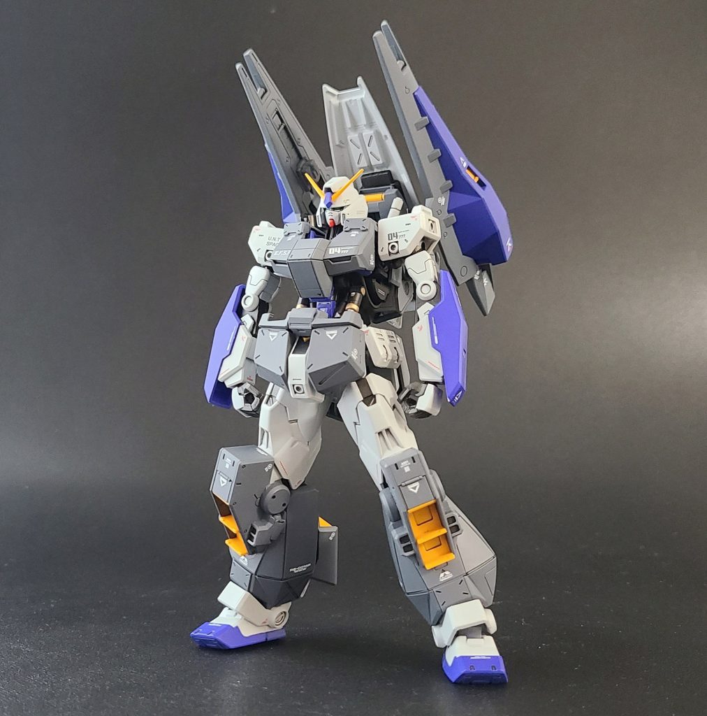 シールドブースターはフレキシブルに可動して高機動形態とアトバンスドヘイズル仕様に仕様変更可能です