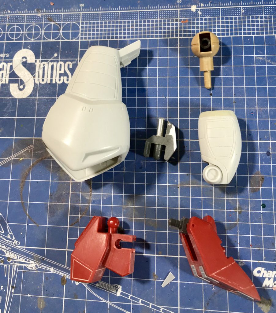 脚部の後ハメ加工です。膝関節はキットのままだと折れやすいので補強を兼ねて接続を下からにしてアルミ棒に変更。股関節にHGドムトローペンの肩関節をそのまま移植し、横ロール機能をつけています。