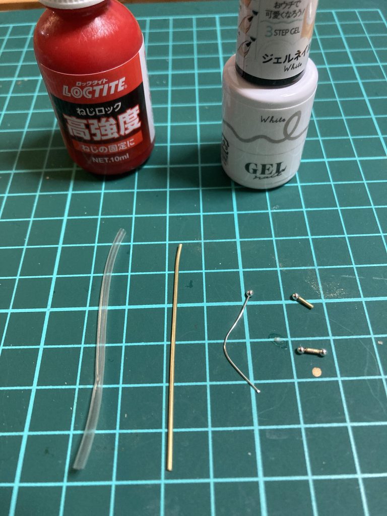 各関節の可動にはアクセサリー用の丸ピンと真鍮パイプ、ビニールチューブを使用し、保持力が足りない箇所はジェルネイルで補強しました。