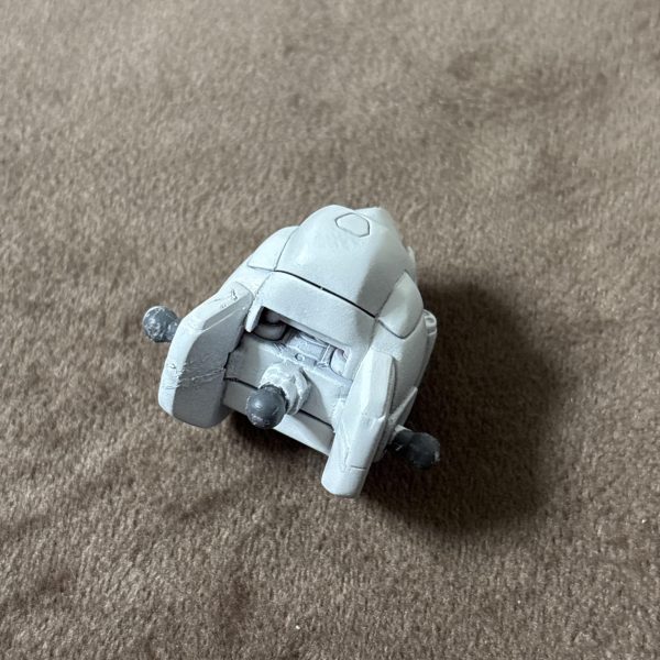 ゾロアットは素組みでも素晴らしいデザインラインけがき針で溝を削りバリを取り除くだけで良いですが　胴体だけで軽く４時間掛かりますね　。。。😂（4枚目）