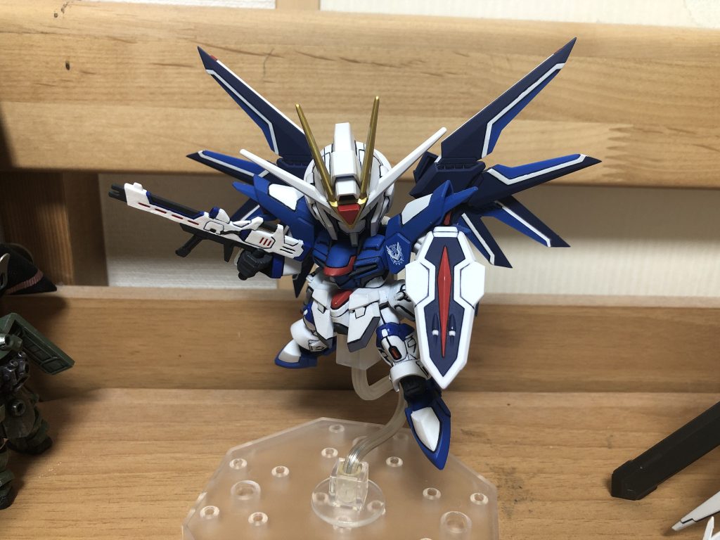 箱絵のポーズで、SDキットはやっぱりかっこいいポーズを取らせるのが難しいですよね、ビームライフルはペラッペラですが塗装するとそこまで気にならなくなります