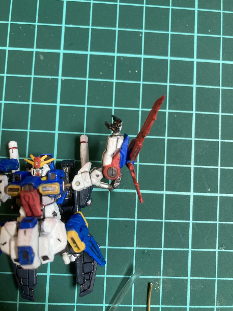 シールドは元の配置だと可動の邪魔になるので接続位置を変更、それに合わせて肘のシリンダーも短縮しました。